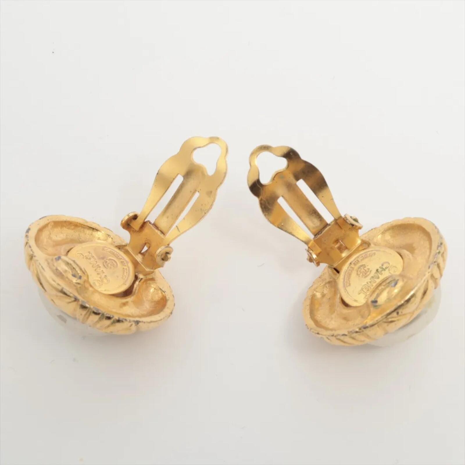 Chanel Chanel Vintage Gold Quilted Pearl Clip-On Earrings Made in France | Pre-Loved - Vestir