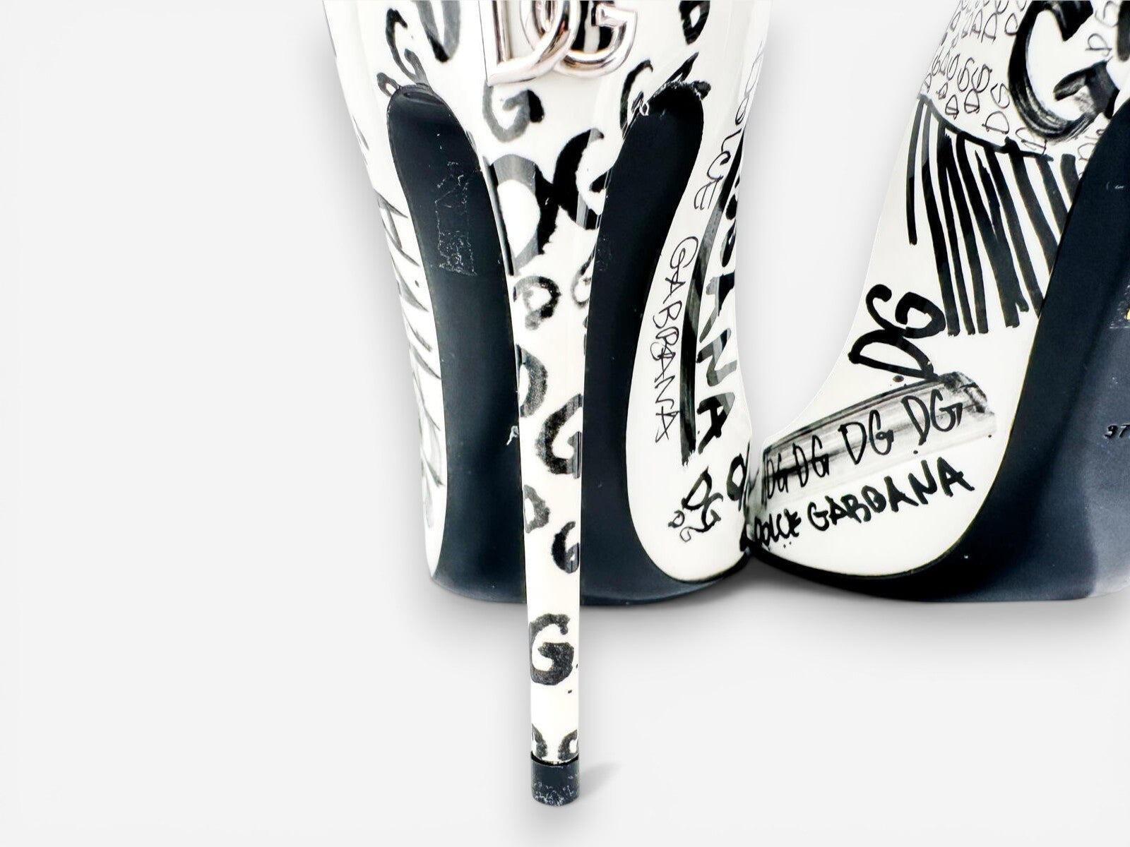 Dolce & Gabbana Dolce & Gabbana CD01718 Graffiti Patent Slingback Pump Black White EU 37.5 | NIB - Vestir