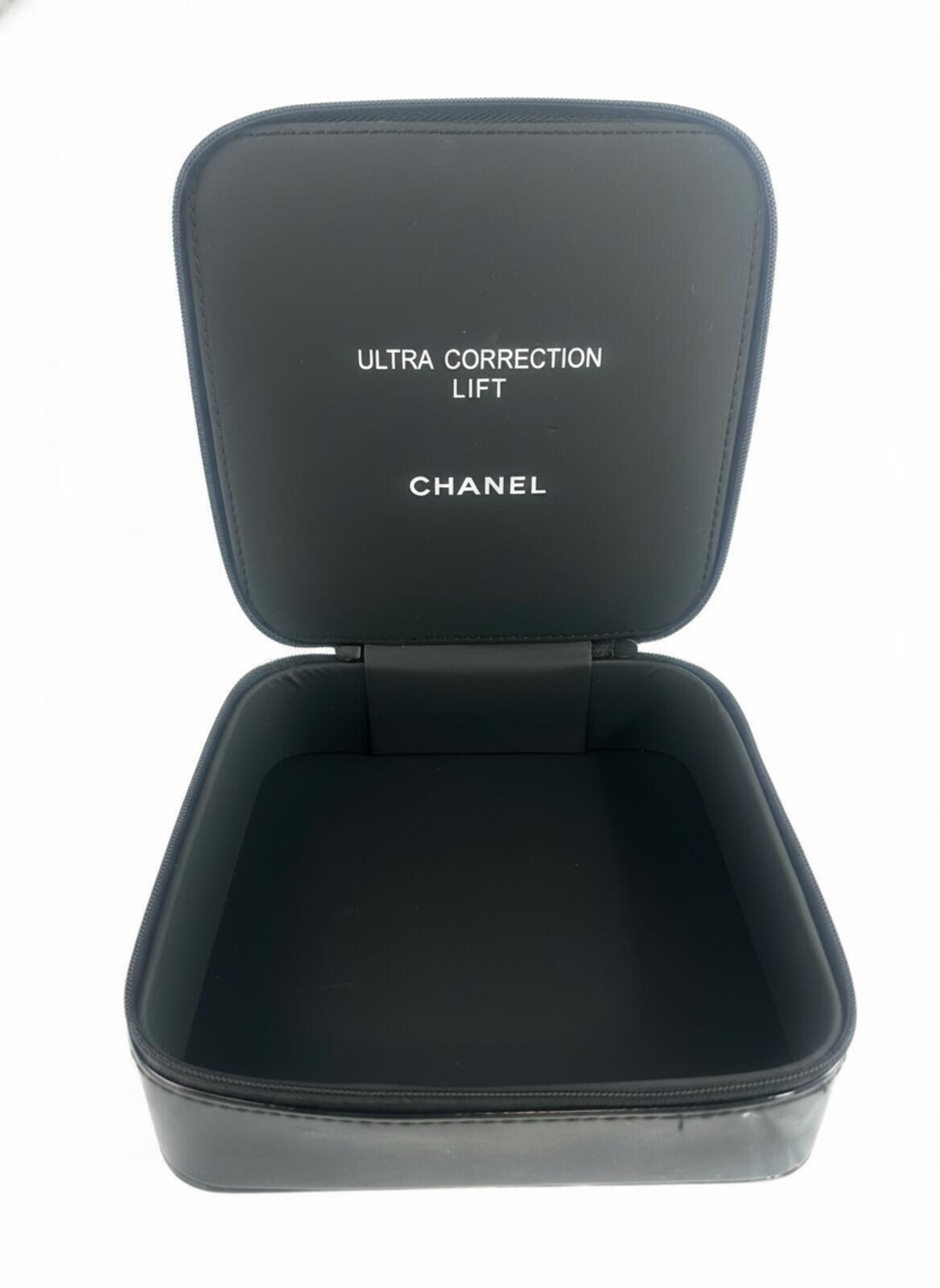 Chanel Chanel CC Logo Black Patent Cosmetic Case Vanity Pouch GWP | Pre-Loved - Vestir