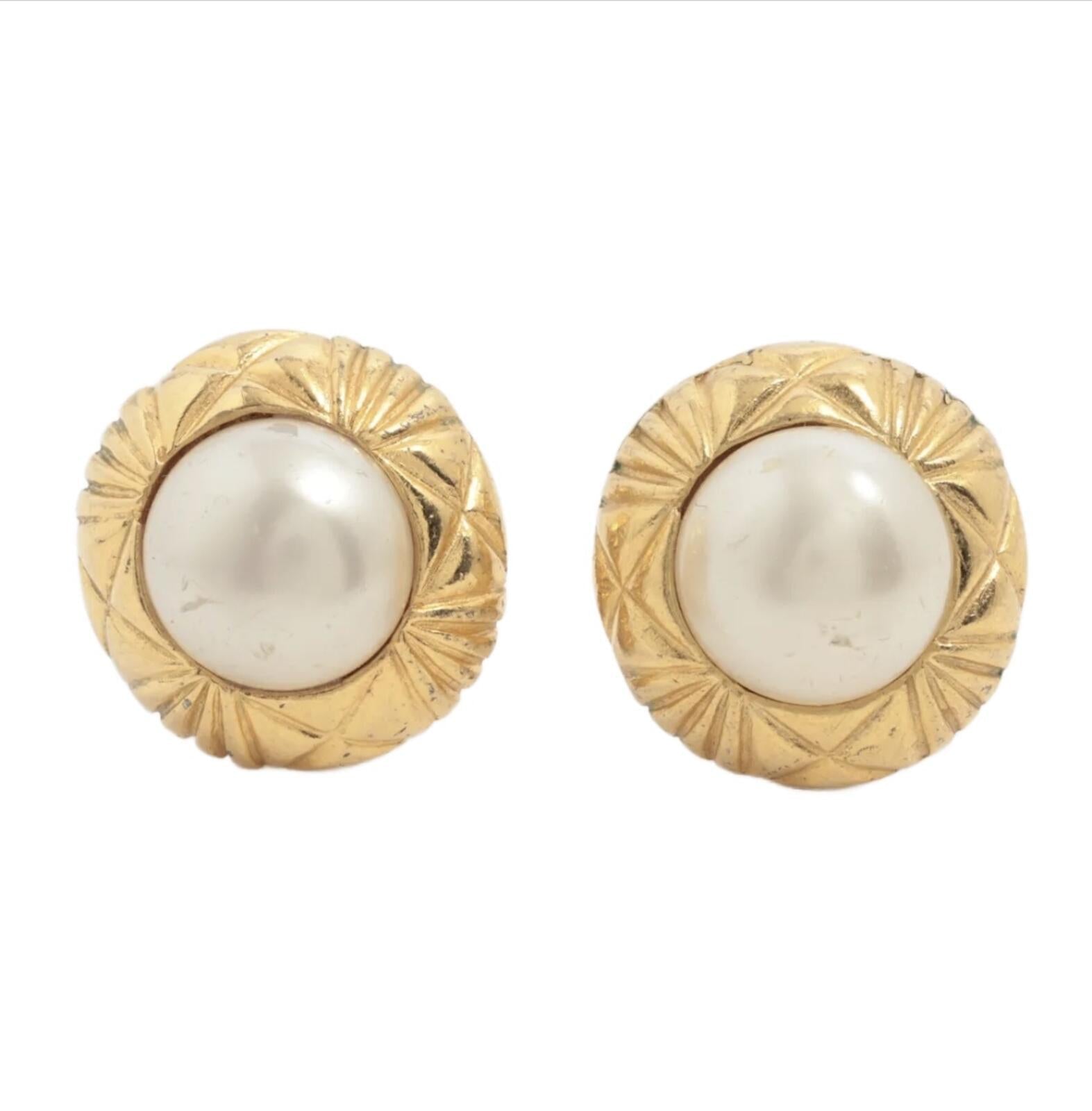 Chanel Chanel Vintage Gold Quilted Pearl Clip-On Earrings Made in France | Pre-Loved - Vestir