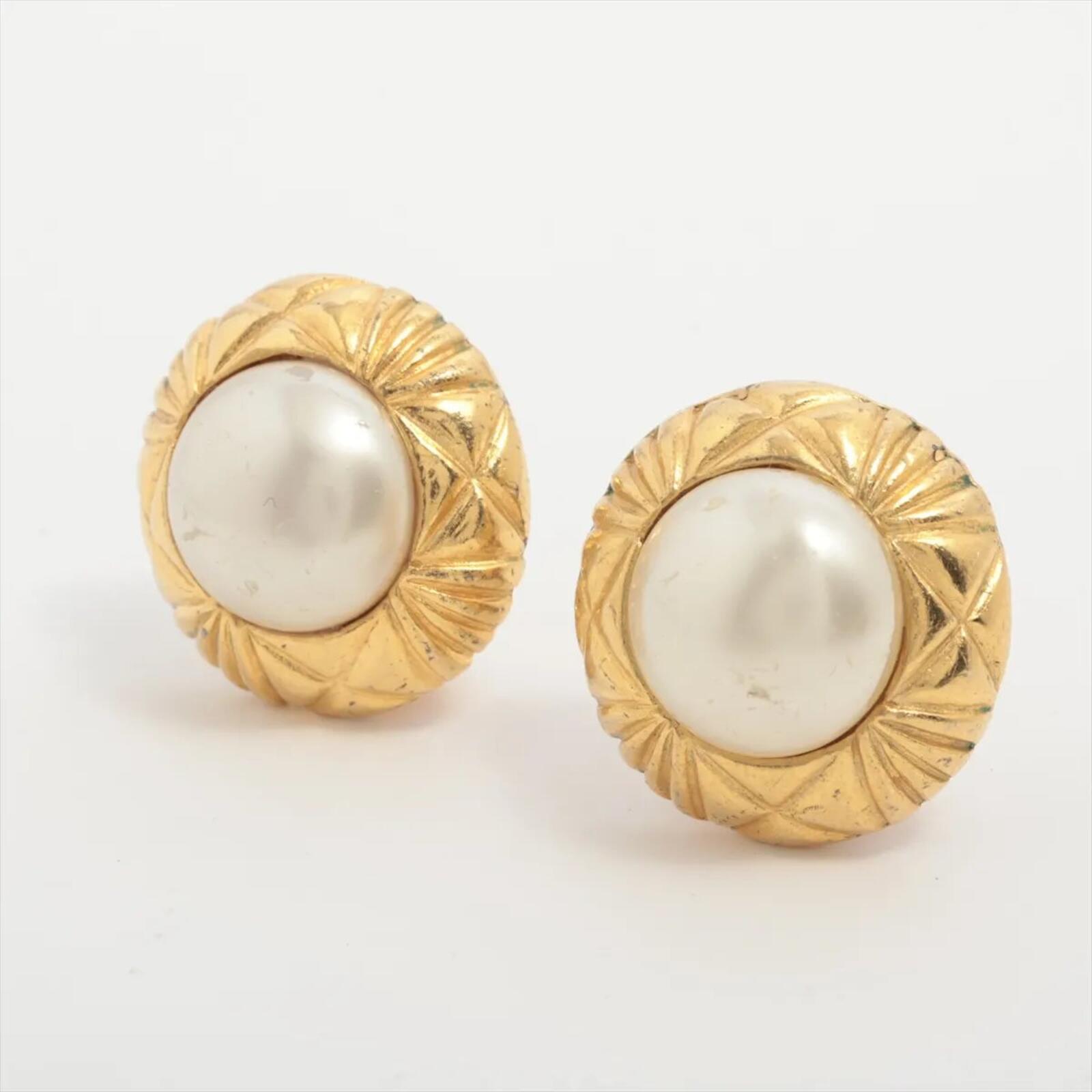 Chanel Chanel Vintage Gold Quilted Pearl Clip-On Earrings Made in France | Pre-Loved - Vestir