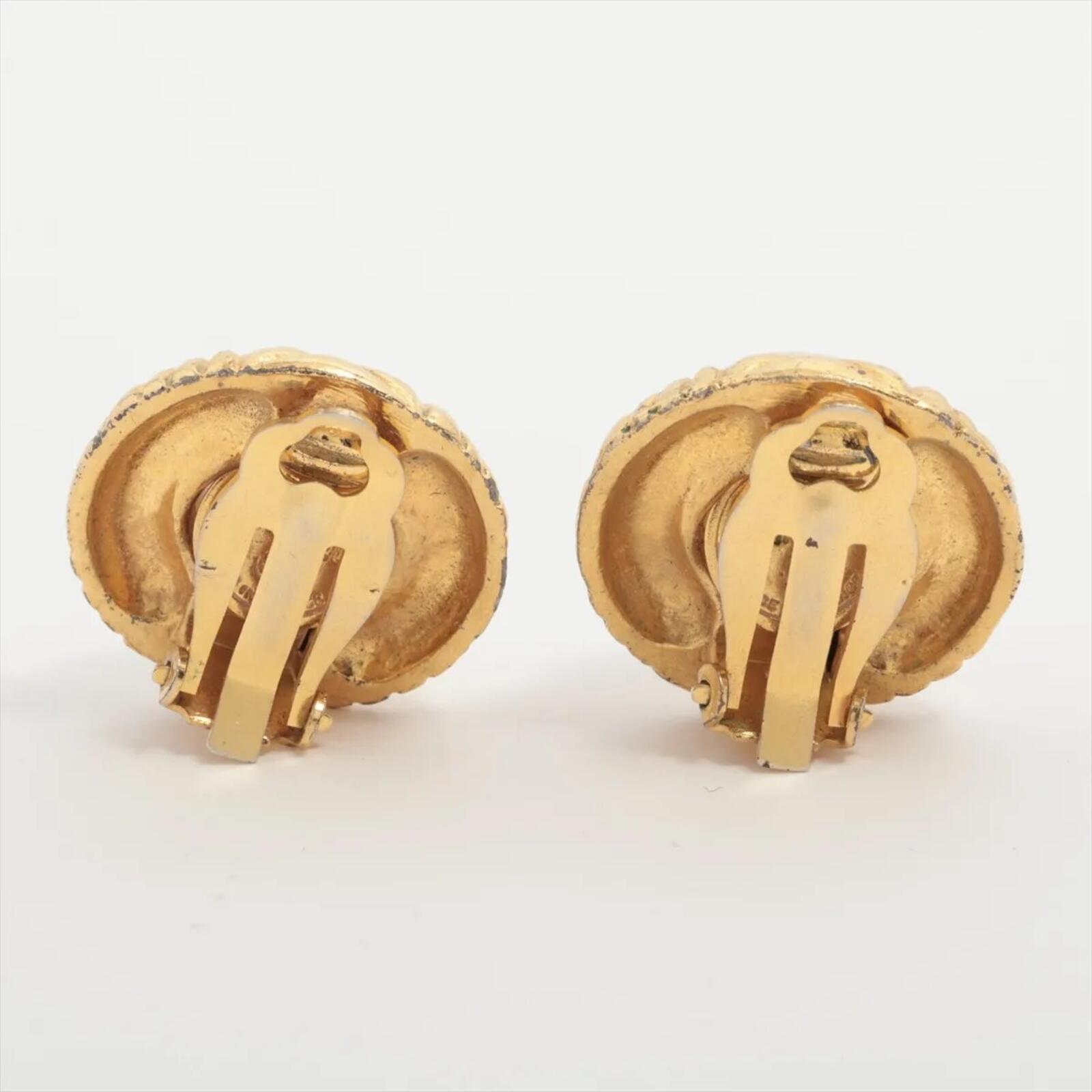 Chanel Chanel Vintage Gold Quilted Pearl Clip-On Earrings Made in France | Pre-Loved - Vestir
